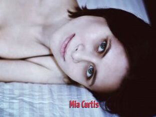 Mia_Curtis