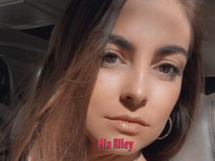 Mia_Riley
